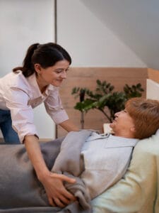 🌸 Soins d’Esthétique à Domicile pour Personnes Dépendantes & Fragilisées 1 💄 Soins d’esthétique à domicile pour les personnes dépendantes
